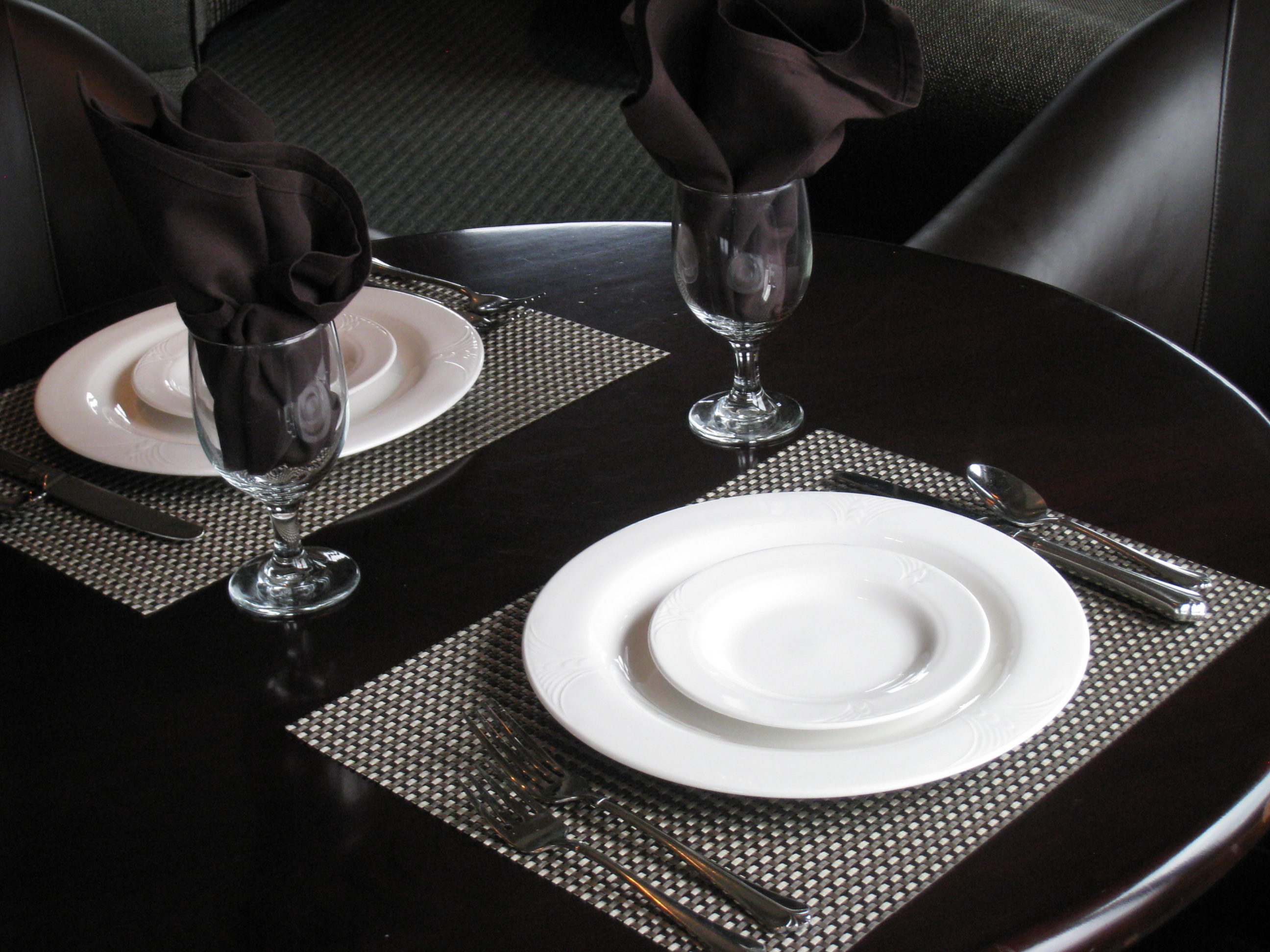 Contempo woven vinyl placemats for restaurants, caterers, and country clubs.